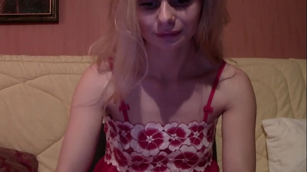 Suzy Blonde Amateur MILF Flashes Tits & Shakes Ass on Webcam