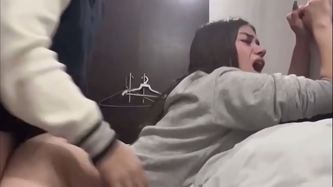 Flaca Horny de 18 A&ntilde_os Seduce al Pervertido de su Padrastro Para Cabalgarlo Hasta el Orgasmo