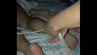 彼女が眠っている間に、足を縛り付けろ。 パート3/5