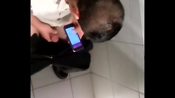 Mercaderista d laive se masturba en el baño 4