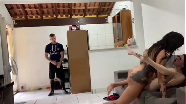Download Video - marido pega no flagra a namorada magrinha dando pra trans dotada&comma; se junta a ela e os dois fodem a magrinha