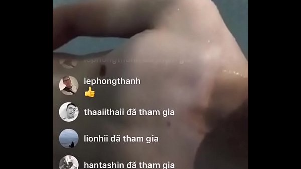 Boy livestream tắm sục bắn tinh