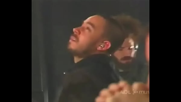 CHESTER BENNINGTON FAZENDO A PORRA DE UM GRITO DE DEZESSETE SEGUNDOS SEM PARAR AO VIVO