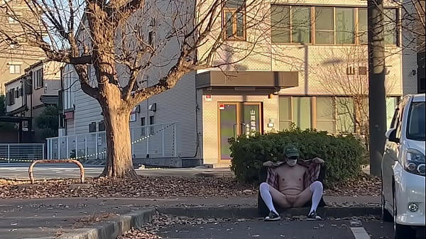 Download Video - 女装子まゆちゃんがどこかの駐車場で全裸に羽織っていたアウターの前を広げて露出プレイをするその真後ろを人が通り過ぎていく