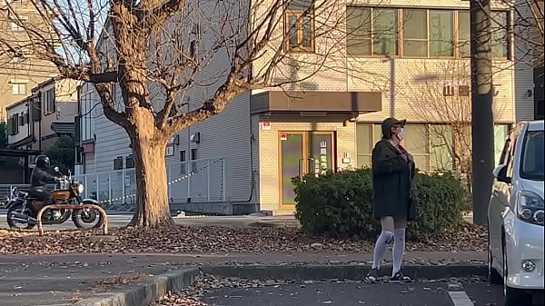 Download Video - 女装子まゆちゃんがどこかの駐車場で全裸に羽織っていたアウターの前を広げて露出プレイをするその真後ろを人が通り過ぎていく
