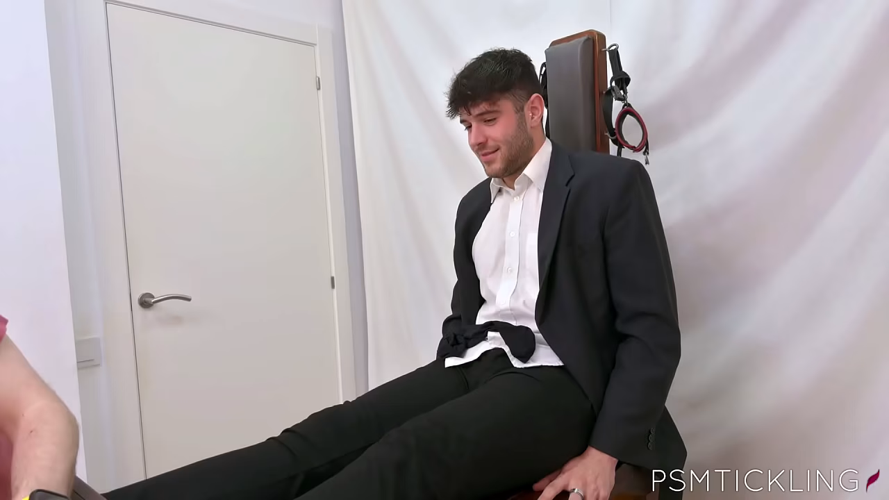 PSM Tickling Network - Un chico heterosexual, Fer, es inmovilizado en el cepo para recibir cosquillas mientras está indefenso.
                    vibrator fetish gay feet daddy hispanic jock tickling foot fetish armpit fetish male on male foot sniffing foot tickling jock straps 0 pussy muchos negros