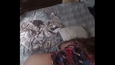 La hijastra del casero entra a mi habitacion