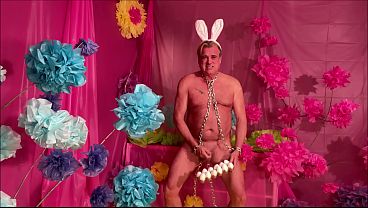 EASTER BUNNY LAYS EGGS 4 003