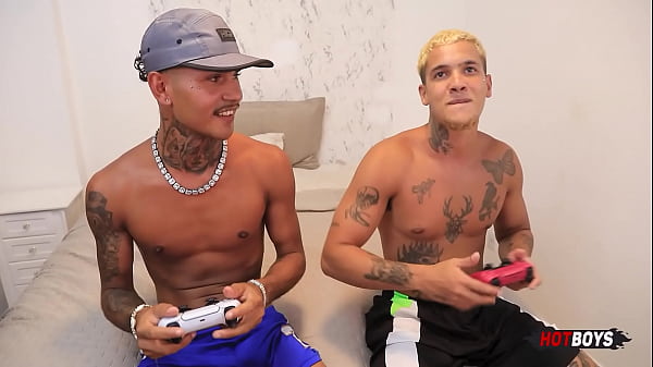 Download Video - Mamando meu amigo depois de perder no videogame