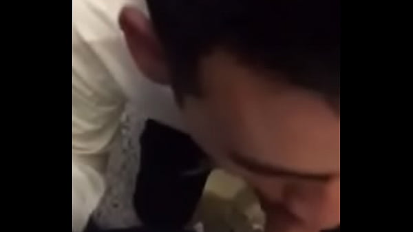 Cruising en baño publico se come mi verga