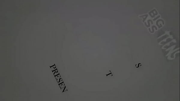 La pillo en la sala masturb&aacute;ndose que sorpresa me deja penetrarla