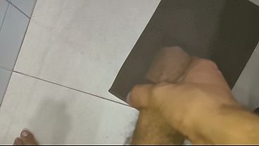 Punheta bem gostosa do corno no banheiro