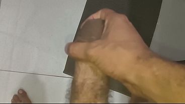 Punheta bem gostosa do corno no banheiro