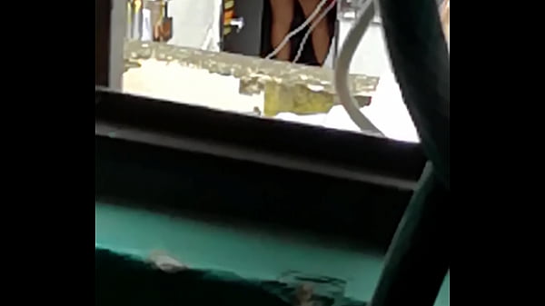 Download Video - Espiando a mi vecina Culona&period; Est&aacute; buen&iacute;sima&comma; ahora no sali&oacute; en tanga