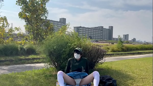 ニーハイの女装子まゆちゃんが遠くにたくさん人が...