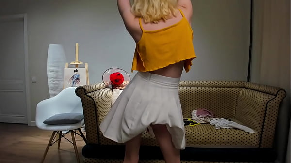 Dan&ccedil;ando de vestido sem calcinha