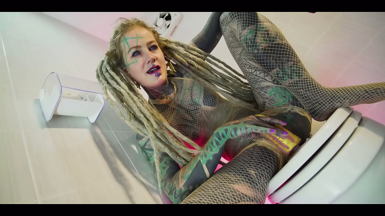 Alternative TATTOO model solo PISS action