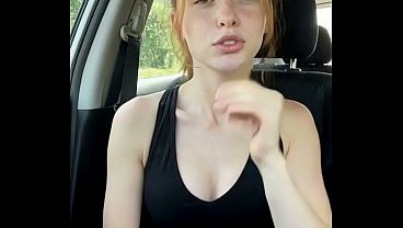 Chica grabando un TikTok en el auto