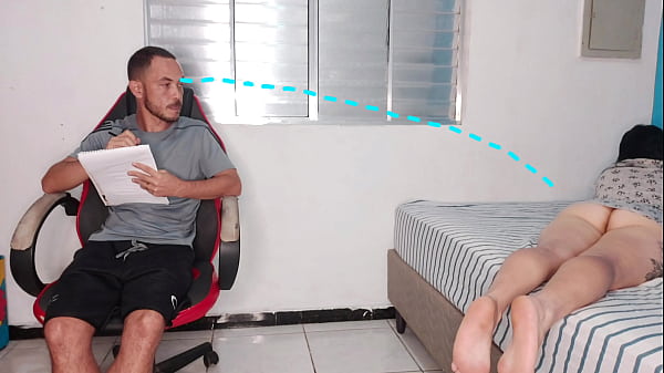 Meia-irm&atilde; excitada fica com a bunda exposta par...