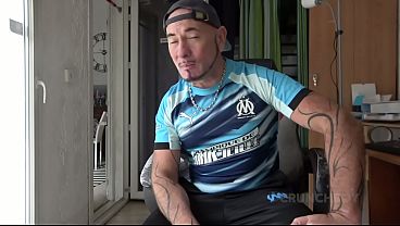 un jeune mec de 20 ans baise le cul de son pote gay et lui jouit dans le cul par surprise