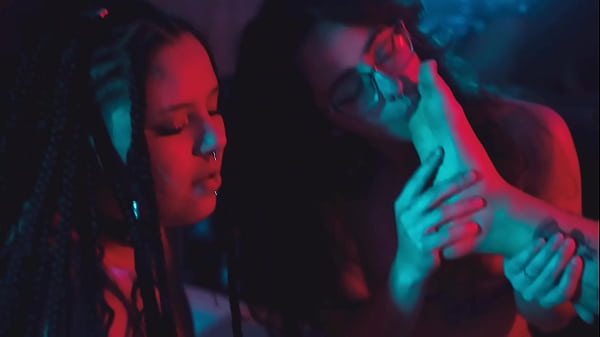 Lesbian Scissoring & Toes Licking