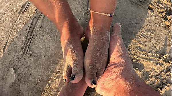 Solinhas molhadas na areia: p&eacute;s suadinhos que v...