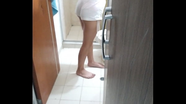 Download Video - espi&oacute; a mi joven hermanastra mientras se ba&ntilde;a y no aguante mas las ganas de entrar a follarla al estilo perrito - porno casero entre hermanastros