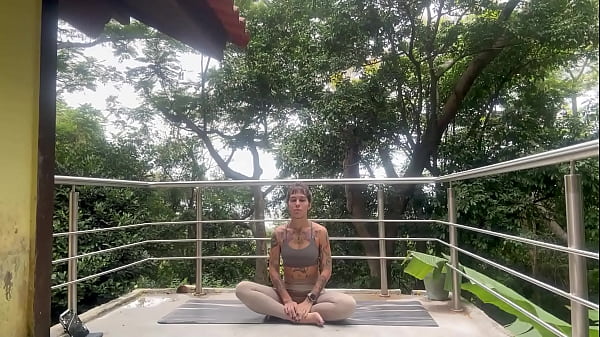 free hot Girl Nikatsu does Yoga with you