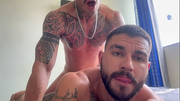 TATUADO LEITANDO PUTO PASSIVO DUAS VEZES