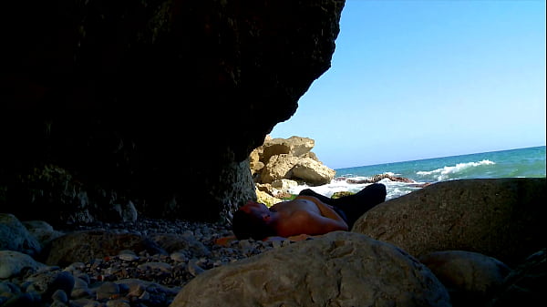 Trio casero, esposa compartida, teniendo sexo vaginal y oral al mismo tiempo, los dos a la vez, no puede ni hablar porque tiene un pene en la boca