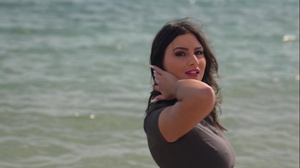 D&egrave;s l'aube, Laury commence ses activit&eacute;s coquines...