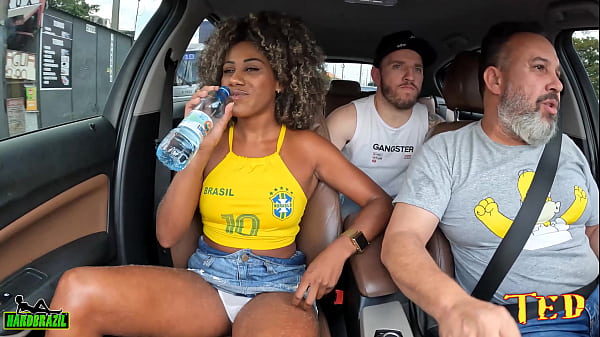 Mulatto from Rio de Janeiro Thais Gomes gets ready and sucks a woman's breasts on the street during the ride