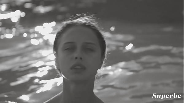 SUPERBE - (Amelie Lou) - Erotic Solo Nude Show By The Beach With Gorgeous Model
