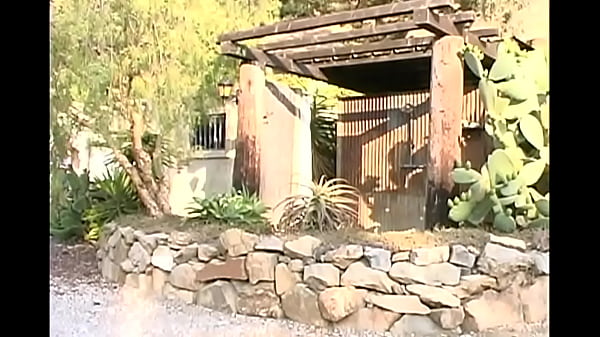 Tio pervertido no deja ver su programa favorita porque la pone a chupar polla y se la coge por el culo apretado virgen con grande tetas blancas