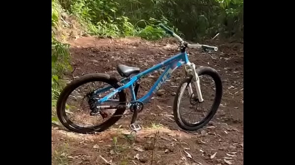 Safadinha linda sentado no meio do mato. Insta: @fritsch cgs