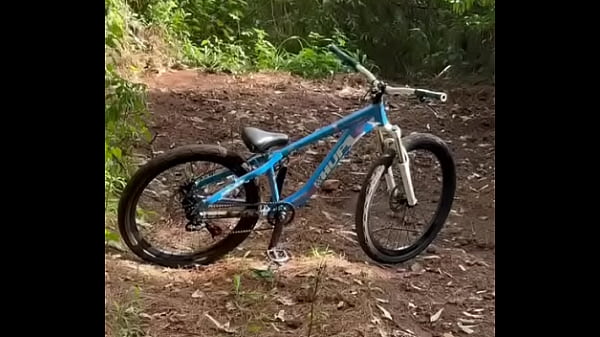 Safadinha linda sentado no meio do mato. Insta:...