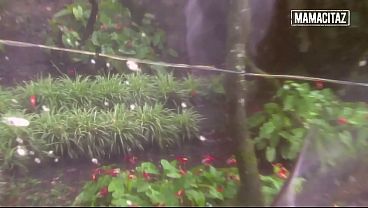 曲線美のラテン系美女が彼のクソチンポにカウガール体位で跨がり、大きな尻が揺れる。