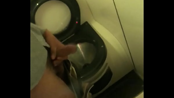 Paja en el baño del camión