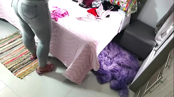 Download Video - MI HERMANASTRA CULONA ME DESCUBRE ESPIANDOLA EN TANGA