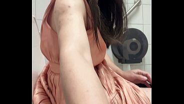 トイレで小便をする