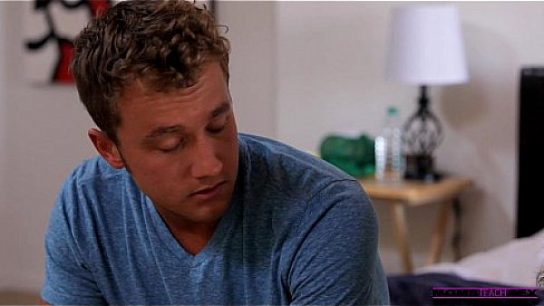 Van is having trouble fitting his big dick inside his tiny girlfriend halle