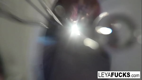 Leya Falcon uses the tub shower head on her ass