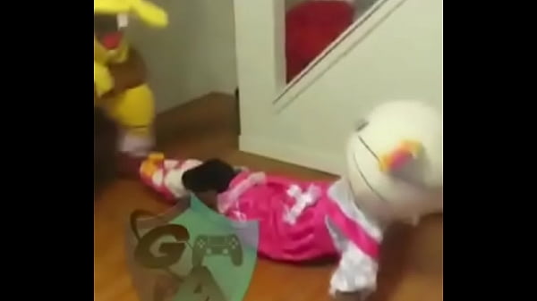 Bob Esponja botando Hello Kitty pra mamar