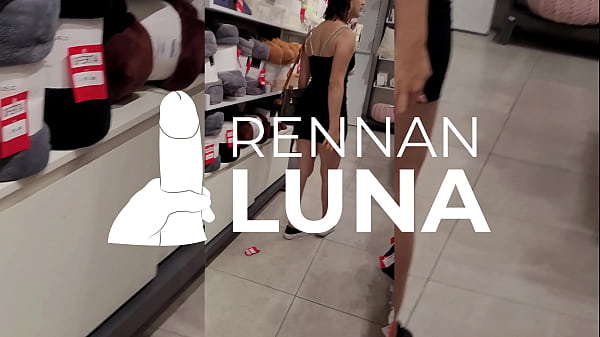 Novinha passeou no shopping com um plug anal e depois foi tomar gostoso no cuzinho