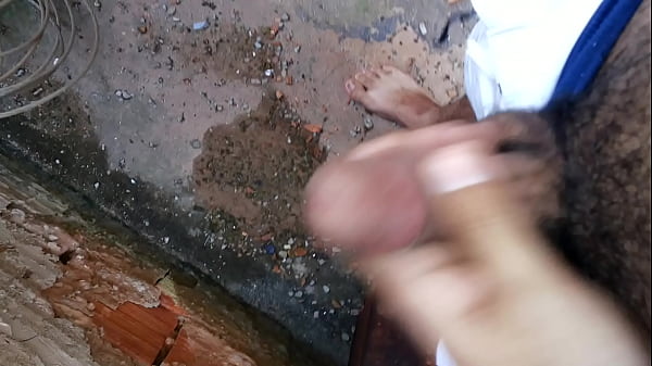 Safado gozando no beco