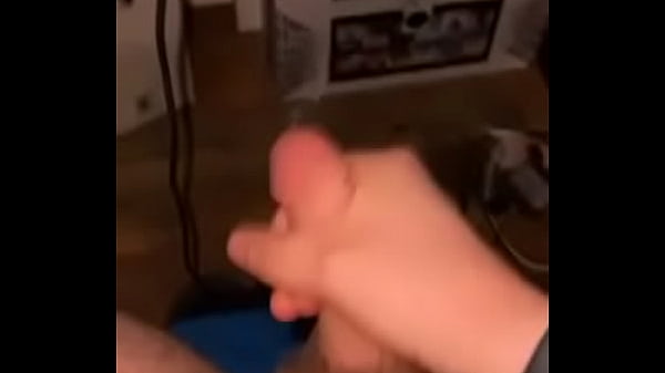 Branler Et Éjaculer Sur Le Sol