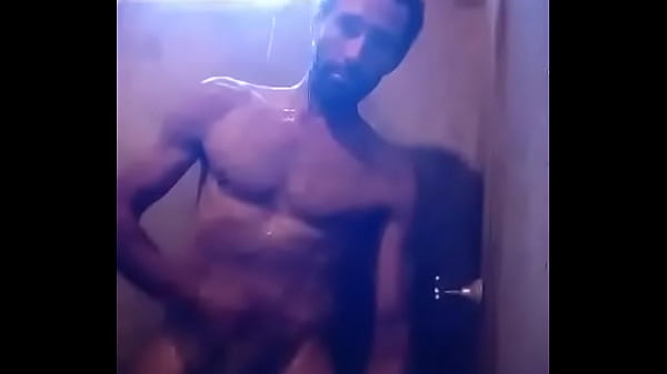 Hetero de campo me muestra como se baña (parte 2)