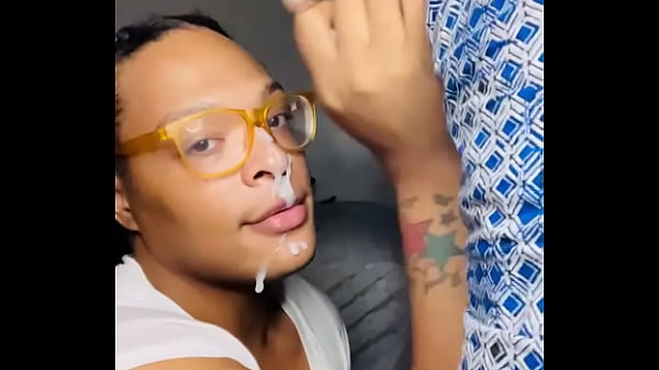 Tsjuicybee Prend La Noix Dans Le Visage