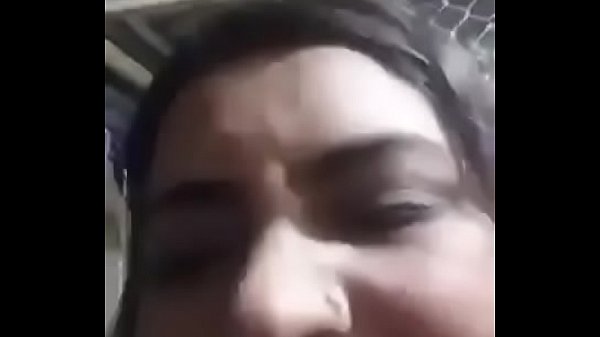 Bhabi Cornée Montrant Sa Chatte Humide Et Seins Et Chatte Et Masturbation