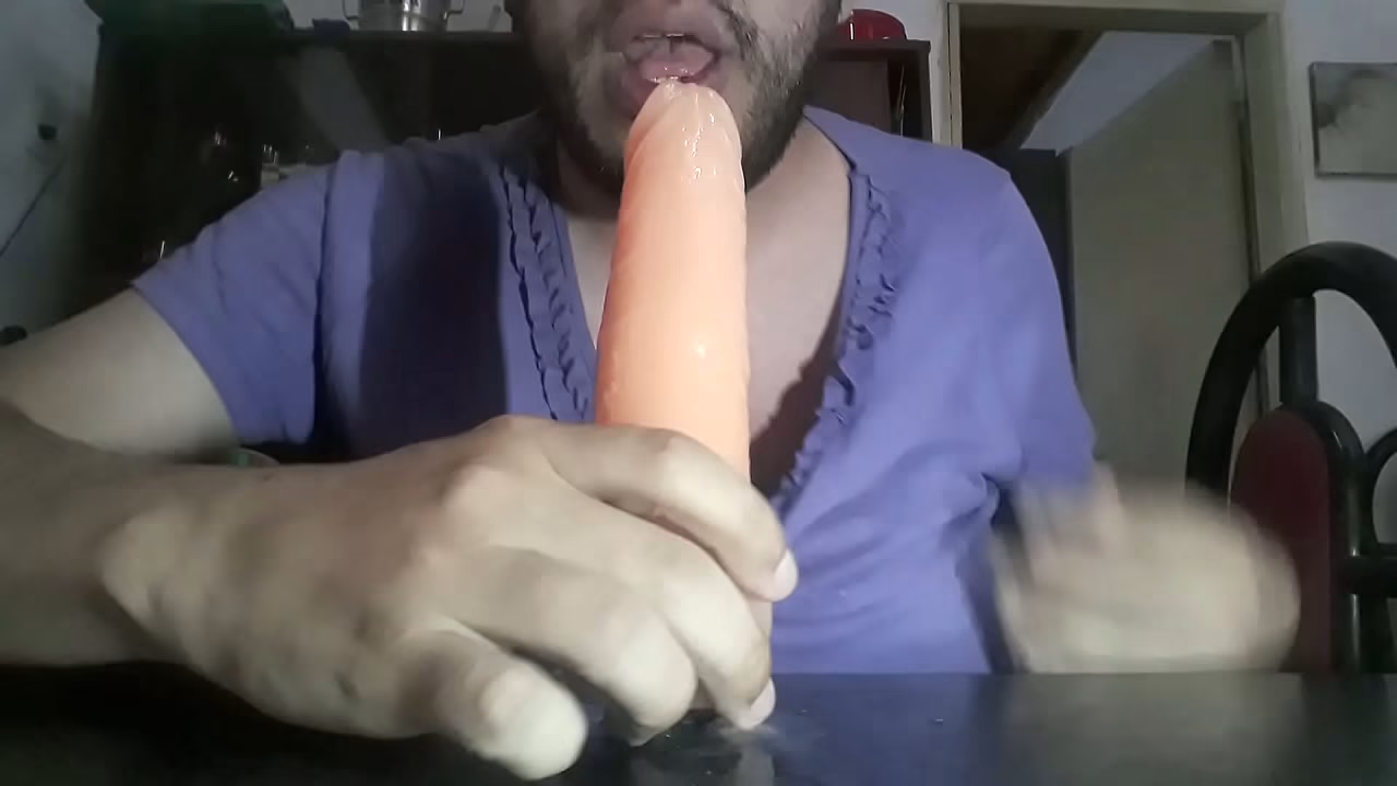 Chupando el juguete de mami (para mami)